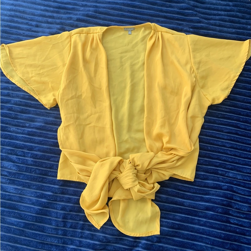 🔥2/$10🔥 yellow flowy shirt that ties in front